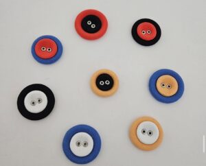 Potahování knoflíků látkou nebo kůží – s očkem nebo s dírkami