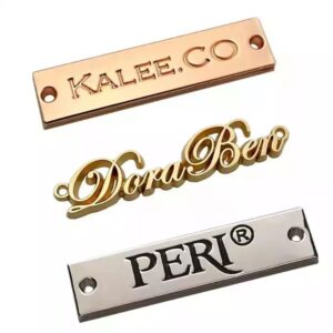 Etiquetas metálicas, logos y placas para ropa: un detalle premium para su marca